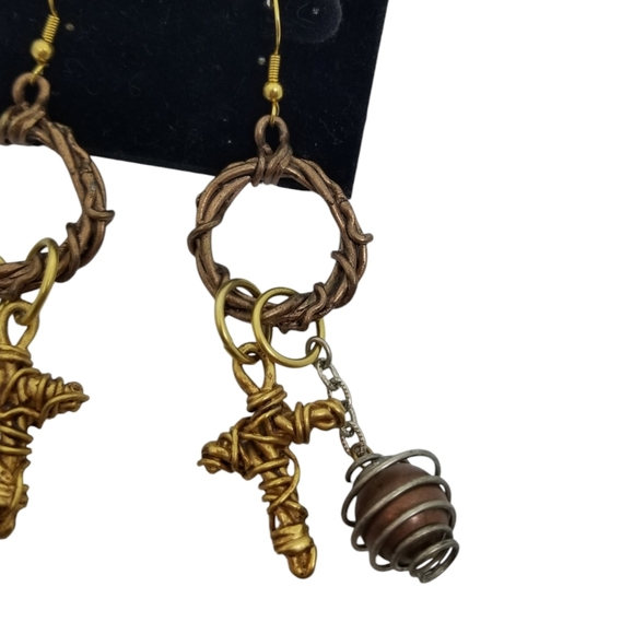GALLERY DESIGN VINTAGE BRUTALIST WIRE DESIGN GOLD & BRONZE CROSS HOOK EARRINGS - Picture 2 of 4